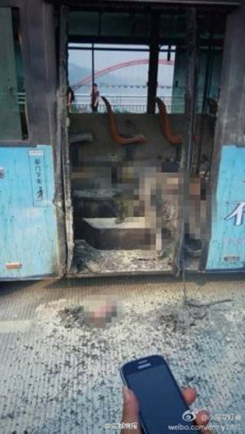 Nổ lớn trên xe buýt, 25 người thương vong - ảnh 4
